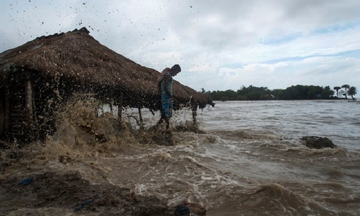 Oil firms announce $1bn green fund as Paris climate deal comes into force